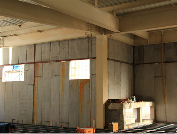 混凝土保溫墻板安裝現場